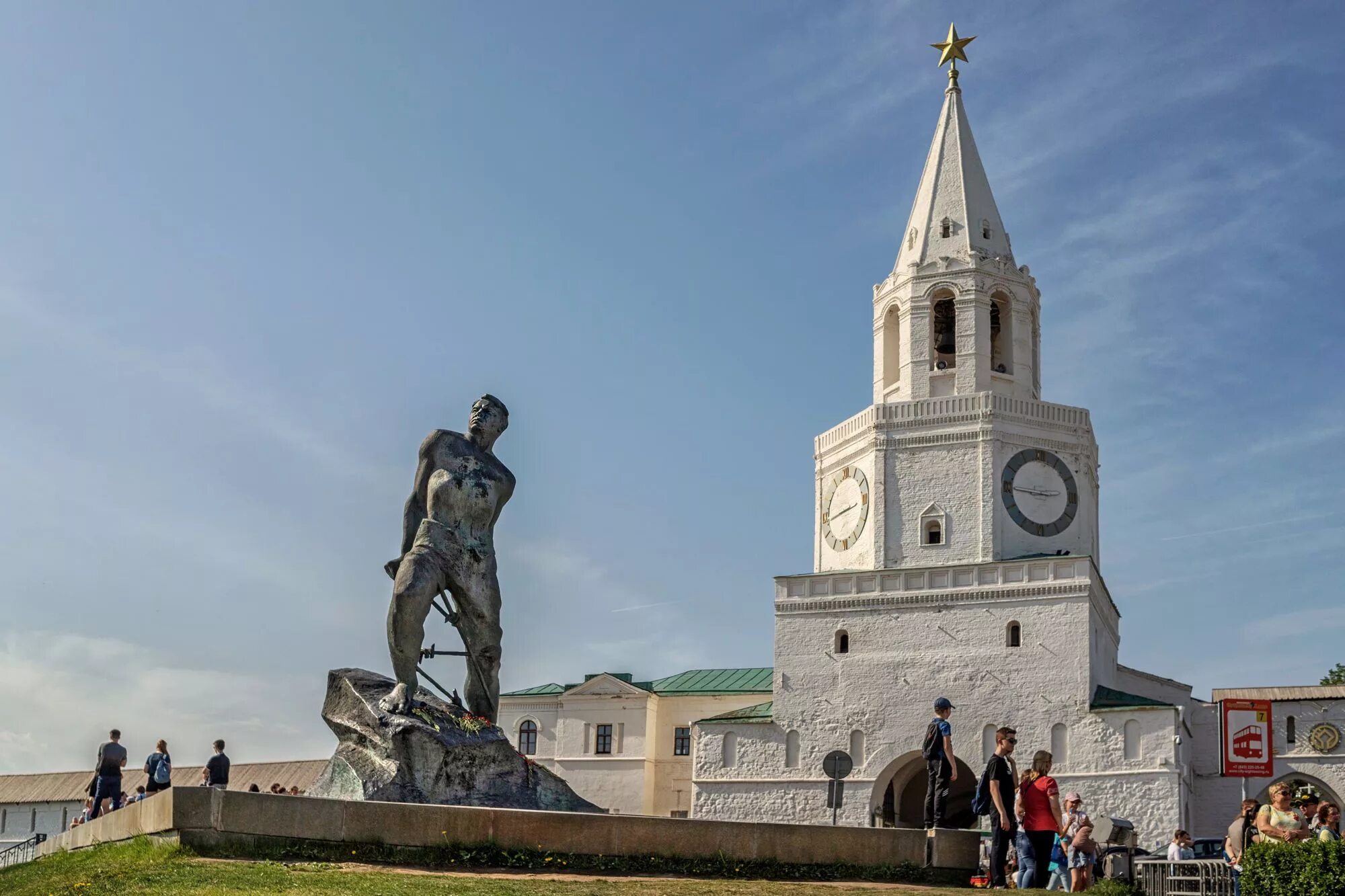 История культуры татарстана. Памятник Мусы Джалиля в Казани. Казань Кремль Муса Джалиль. Памятник Мусе Джалилю в Казани. Памятники Мусы Джалиля у Казанского Кремля.