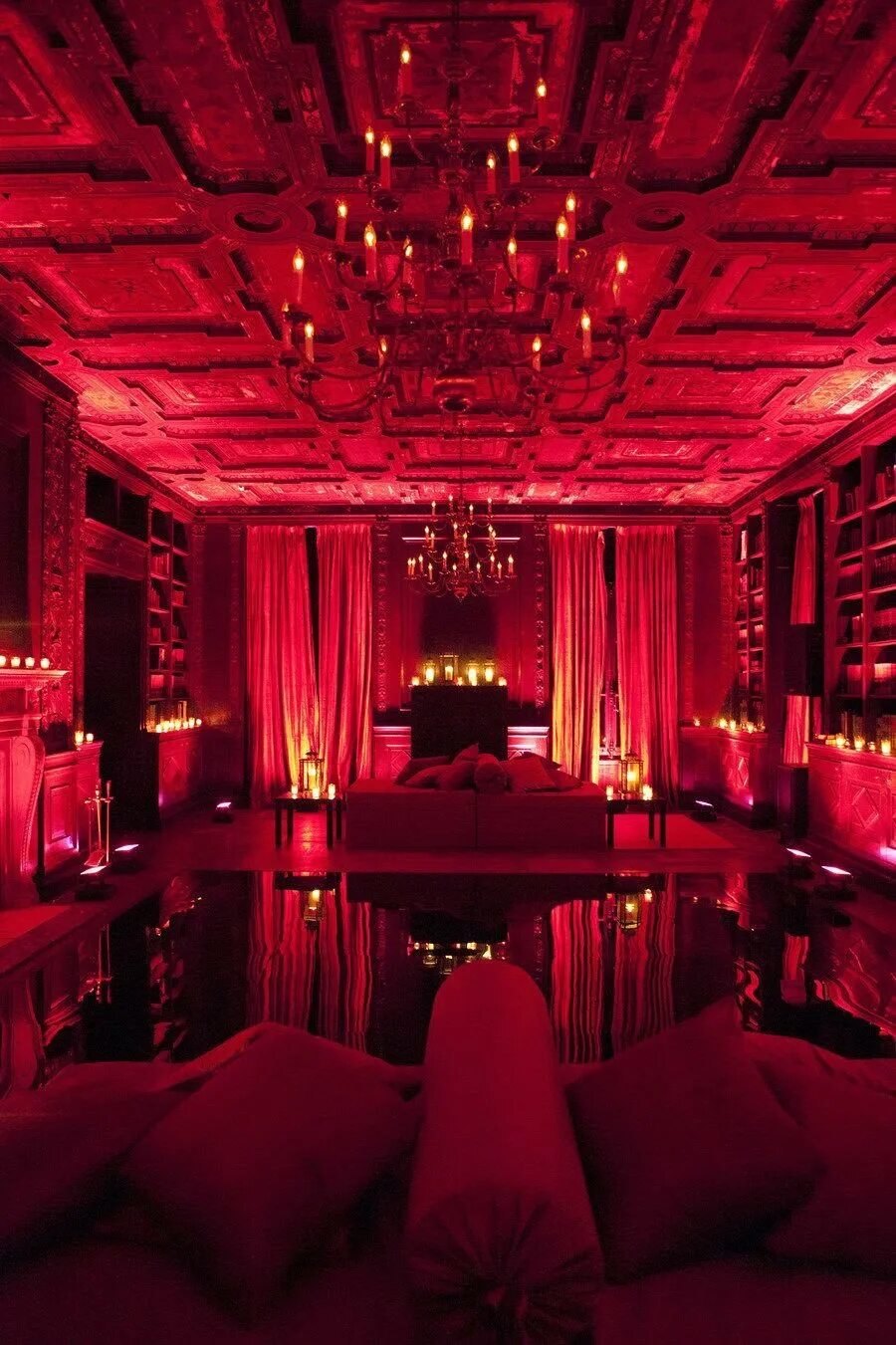 Комната наслаждений. Red room&quot; красная комната  (1999) ужасы &quot;. красный свет в комнате. комната с красной подсветкой. красное освещение в комнате.