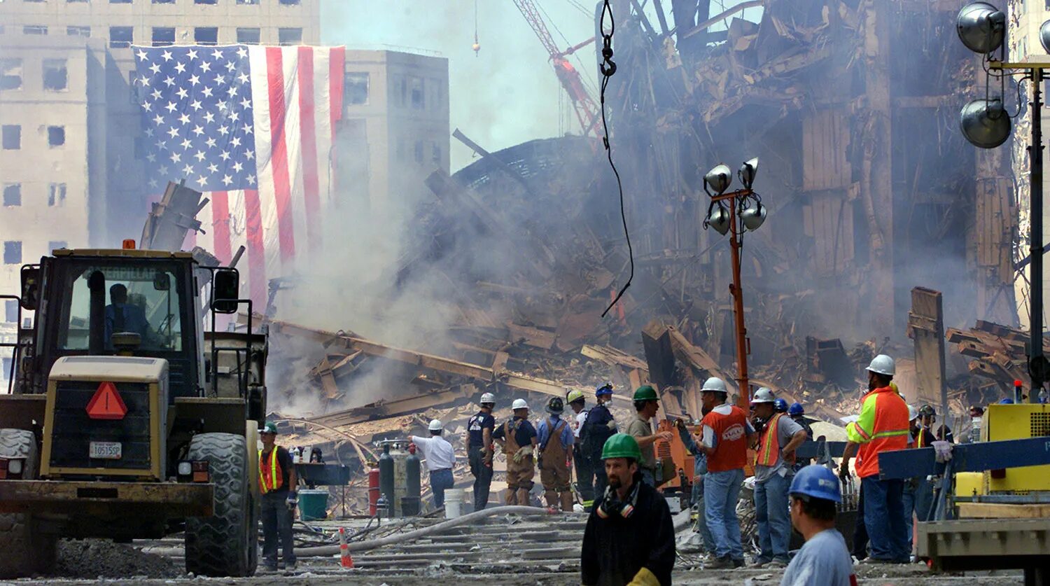 Сколько погибло в сша 11 сентября 2001. Башни-Близнецы 11 сентября 2001. Нью-Йорк 12 сентября 2001.
