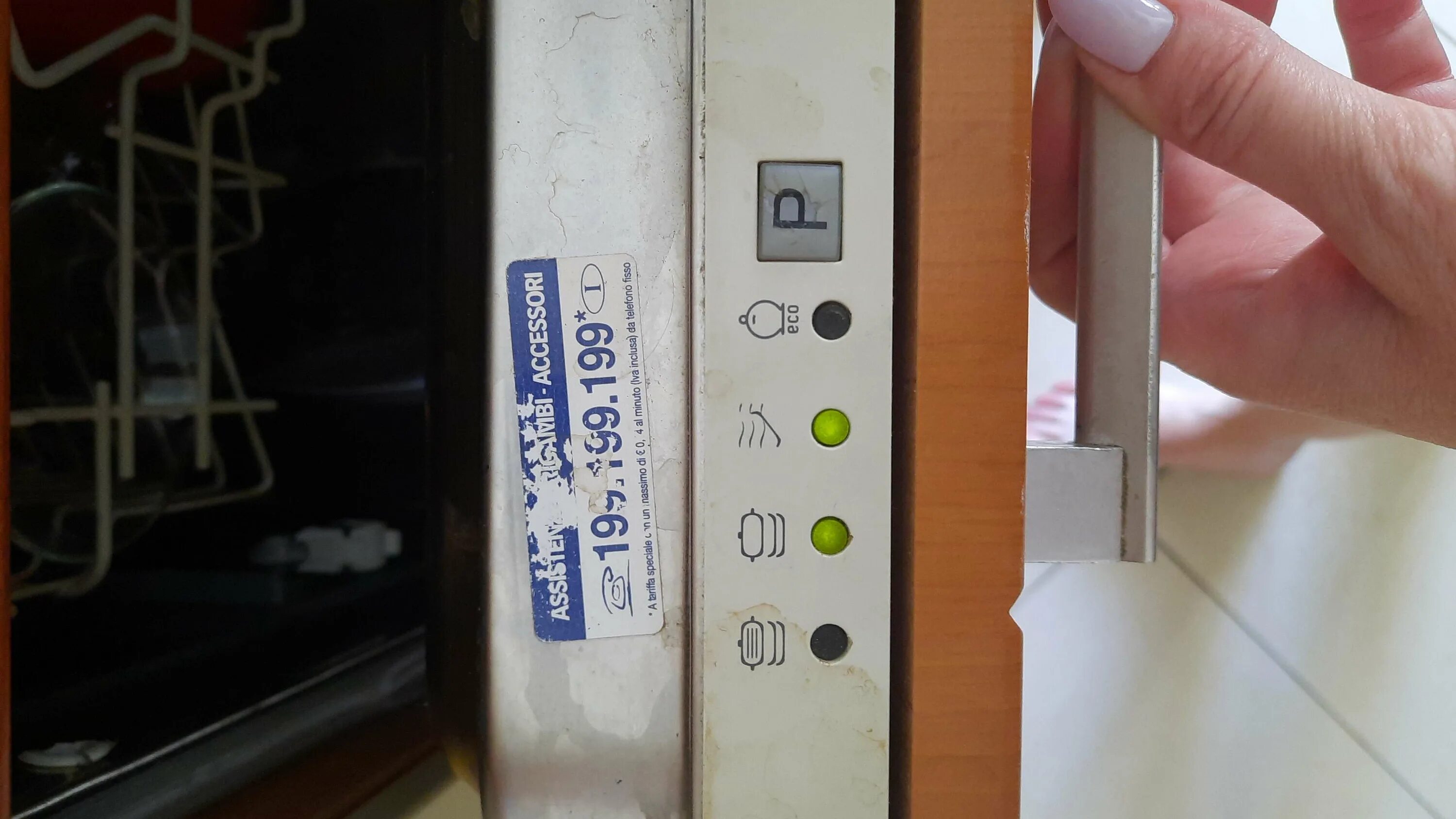 Аристон cis li. Пробка для соли ariston cis li 480 a. ariston li420 мигает значок душа.