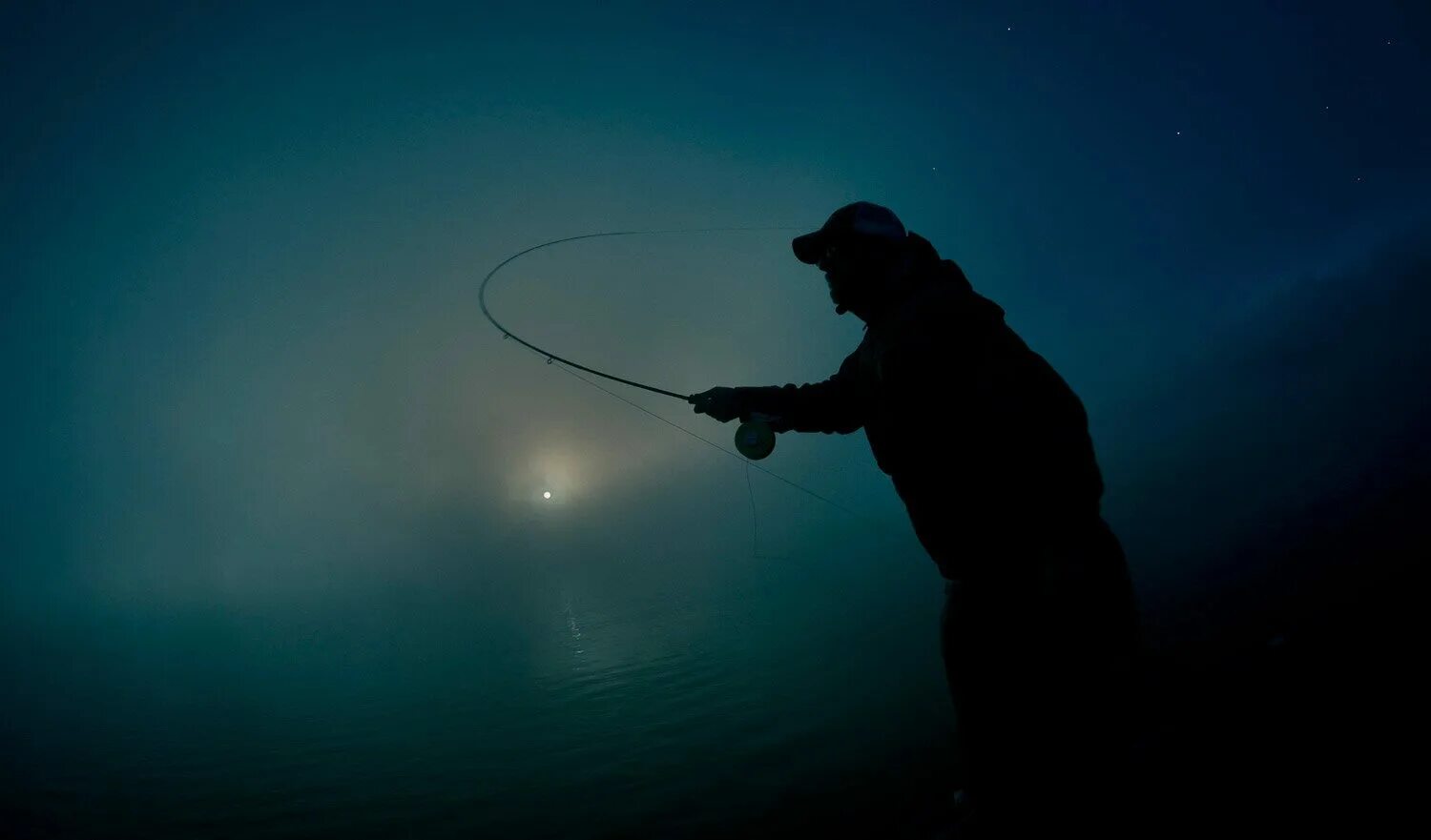 Рыбак ночью. Ночная рыбалка. Ночная рыбалка рыба. Фон рыбалка. Ловить рыбу ночью