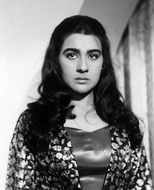 Амрита сингх. Амрита сингх 2019. амрита сингх в молодости. амрита сингх 1975 год фото.