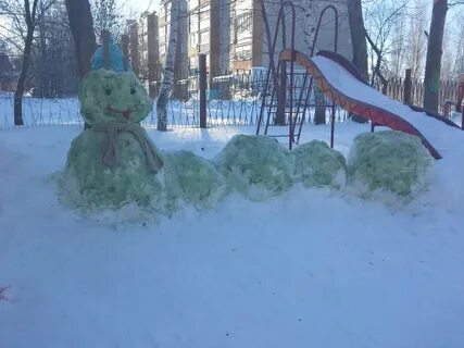 Гусеница из снега в детском