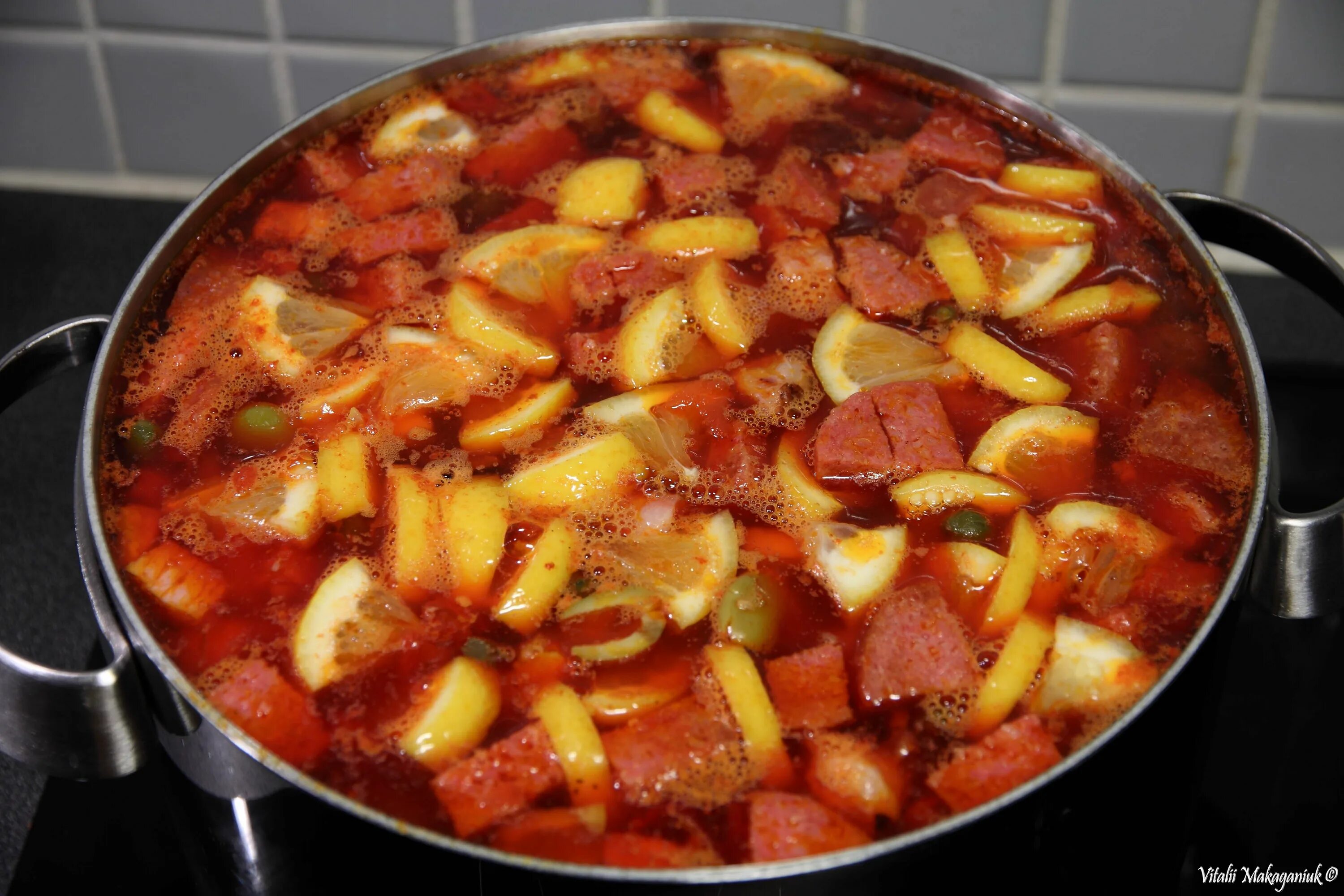 Солянка простая с колбасой и мясом. Солянка с колбасой. солянка с картошкой и колбасой. солянка мясная с картошкой и колбасой. солянка с колбасой и солеными огурцами.