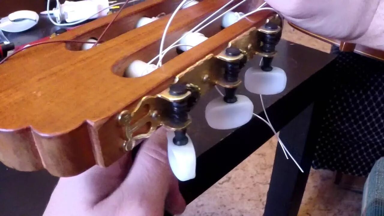 Машинка для намотки струн на гитаре. Перемотка на гитаре. Струны на колках гитары. Крутилка для колков гитары. Перемотка на гитаре.