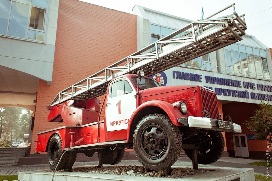 Памятник пожарному автомобилю. Пожарная машина. Пожарная машина Иркутск. Пожарные автомобили Иркутска.
