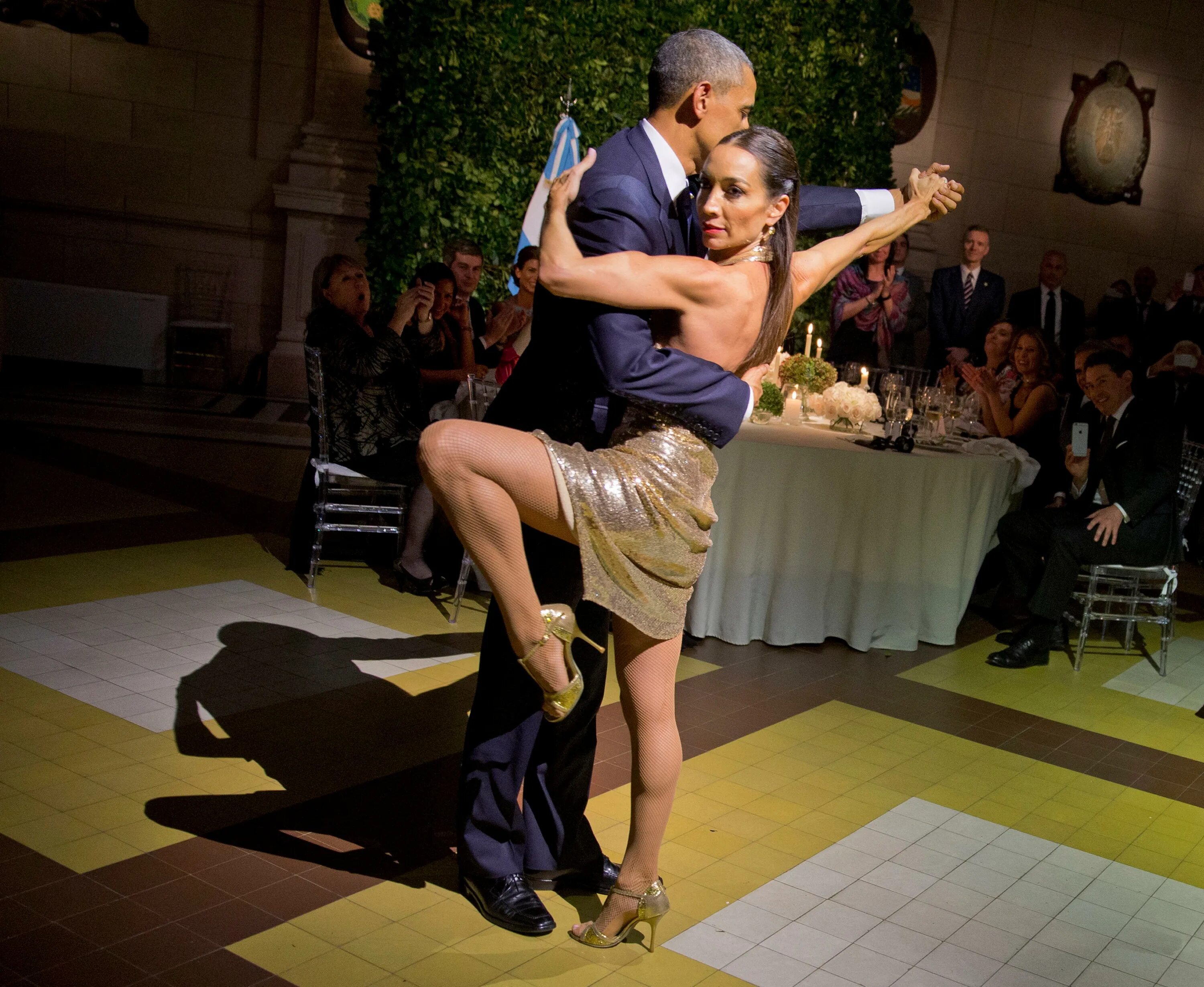 Ресторан где можно танцевать. Барак Обама танго. Муж и жена танцуют. Прощальное танго. Танго прощание.