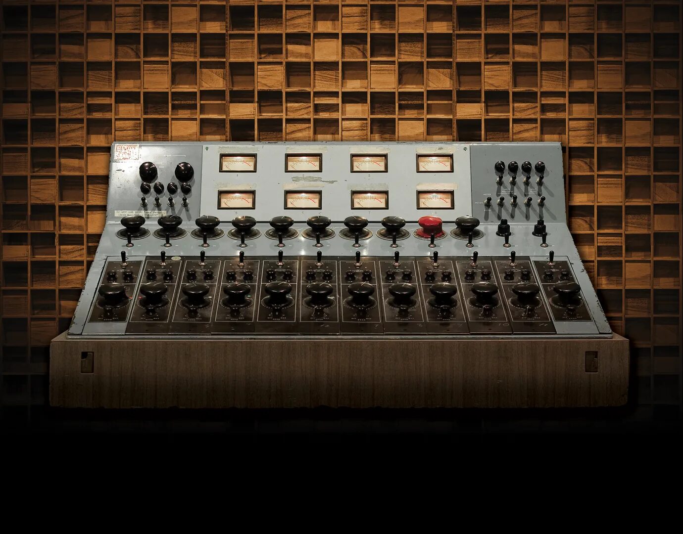 Audio 610. Universal audio 610. uad консоль. universal audio console. namm uad консоли.