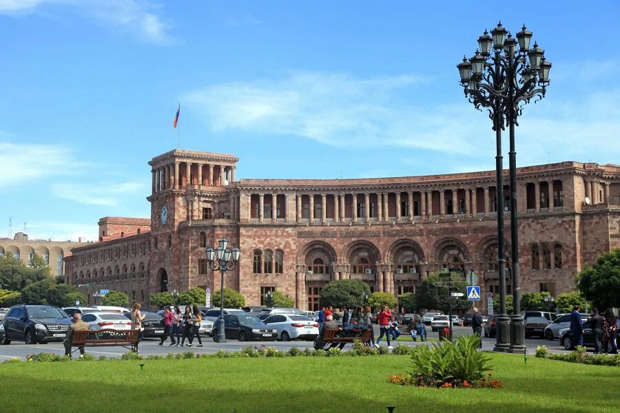 Government House Ереван. Армения Ереван. Republic Square Yerevan. Здание правительства на квадрате Республики Еревана. Основание еревана