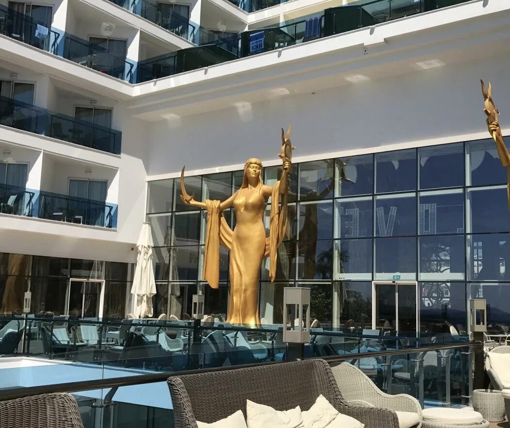 Азура фото. Турция отель азура со статуей. Отель azura deluxe resort &spa. Азура делюкс турция аланья. Azura deluxe resort spa hotel 5 турция.