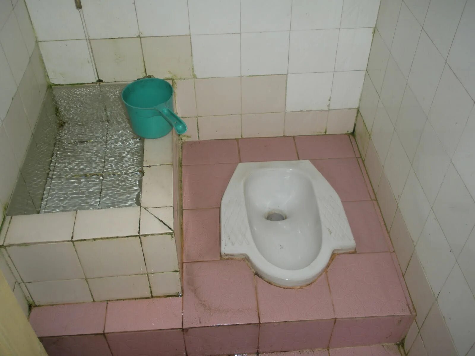 Убежал туалет. Туалет в японском стиле. Туалет jpg. Бие тувалет. Squat Toilet.