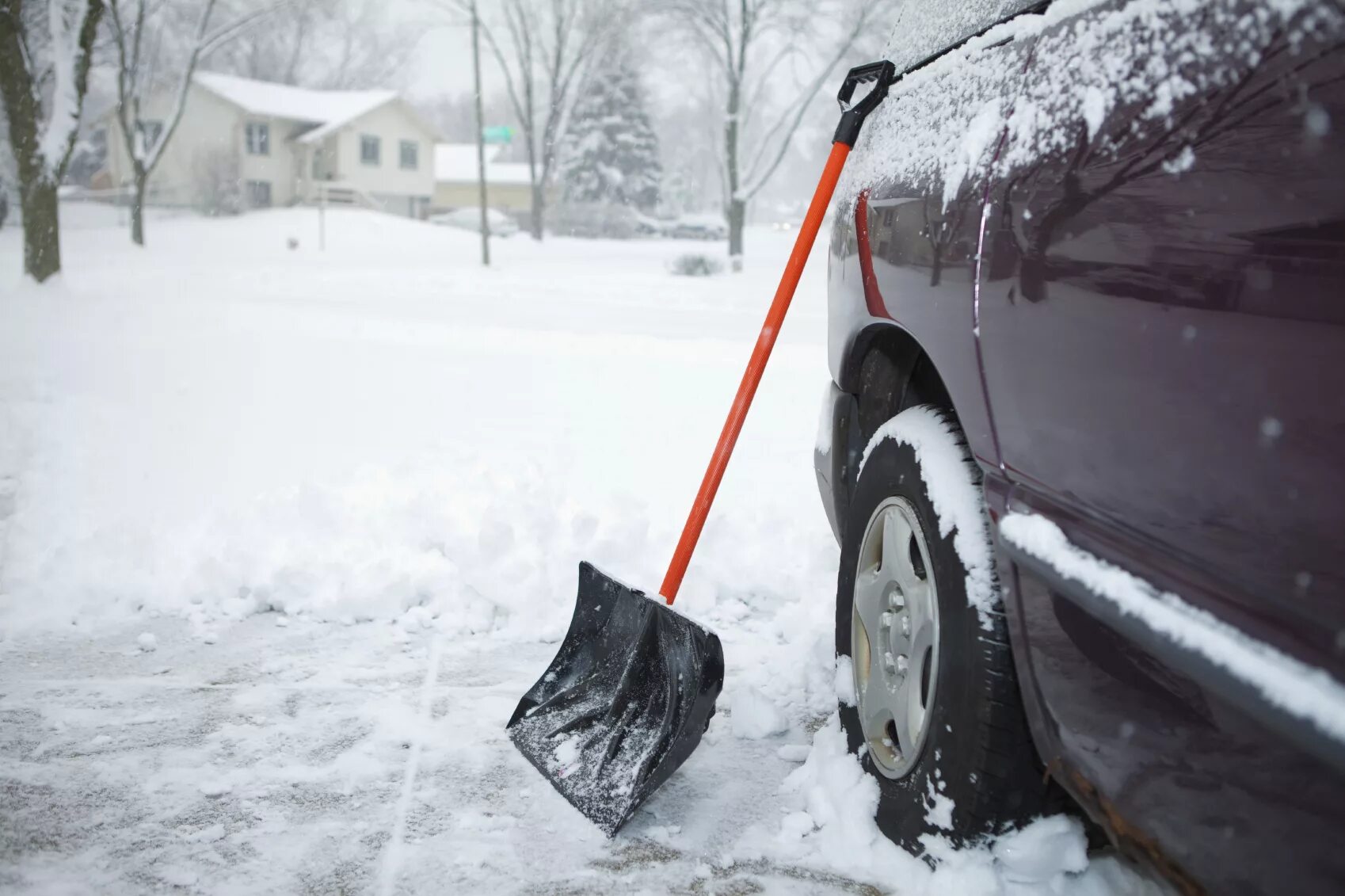 Наличие снега на дорогах. Ca45 лопата для снега. Лопата fiskars снеговая автомобильная. Зимняя лопата для автомобиля. Лопатка для очистки снега в автомобиль.