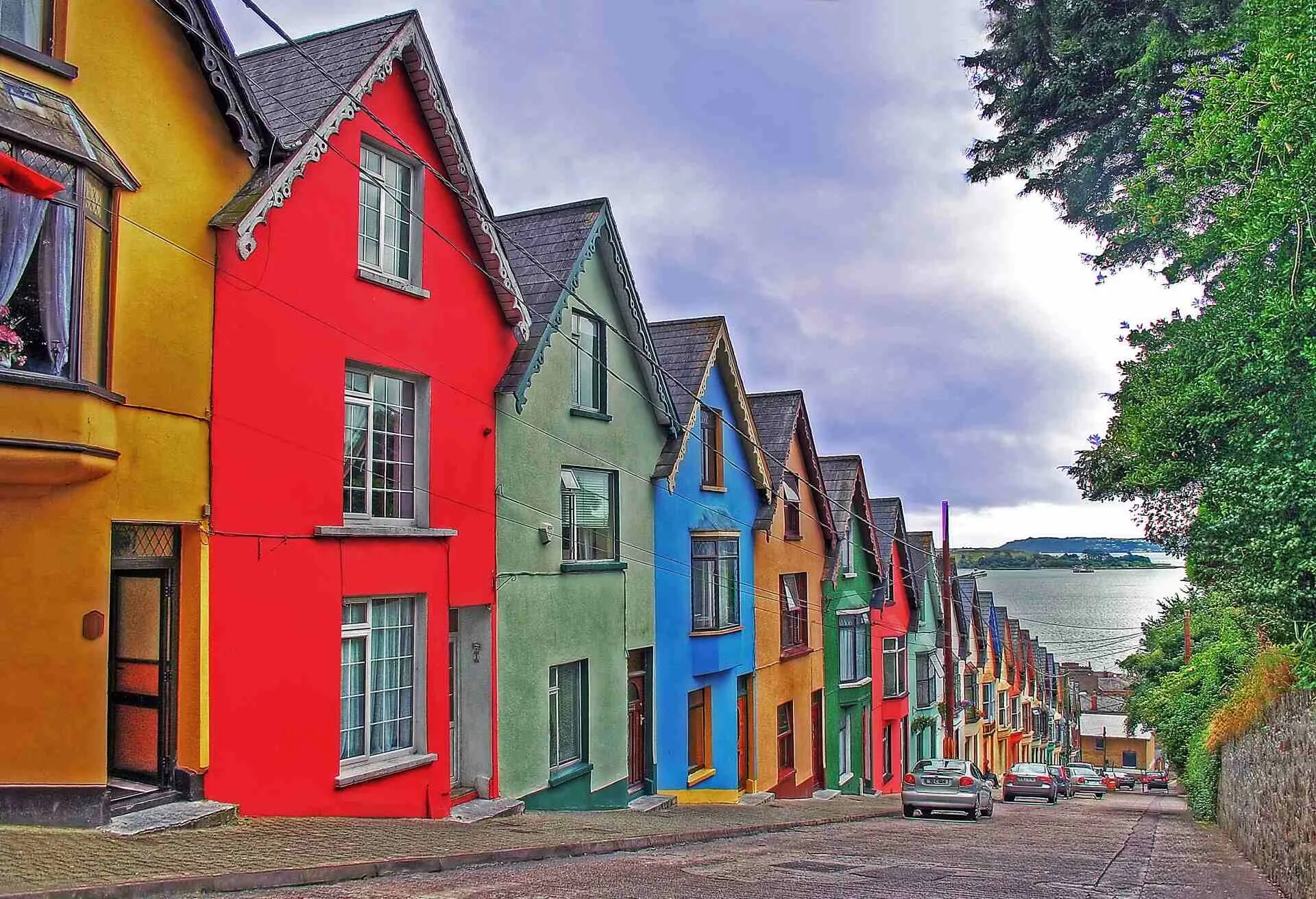Рядом с цветным. Cobh Ireland. Цветные домики. Разноцветные домики. Цветной дом.