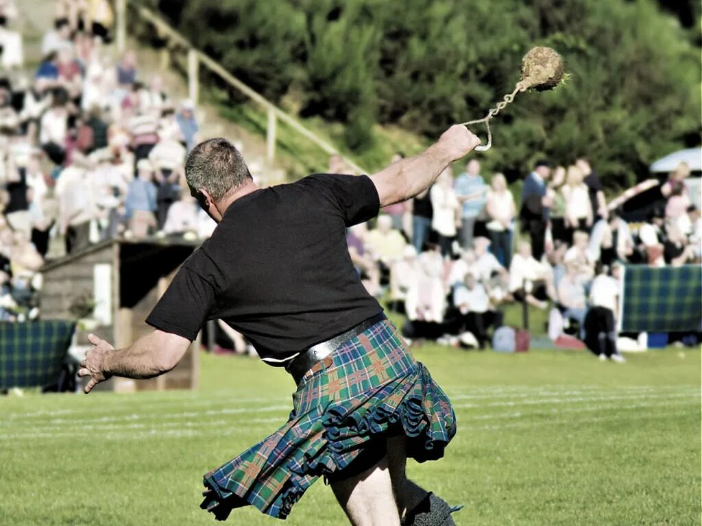 Hammer throw highland games. Фестиваль highland gatherings в шотландии. горские игры в шотландии. метание молота в шотландии.