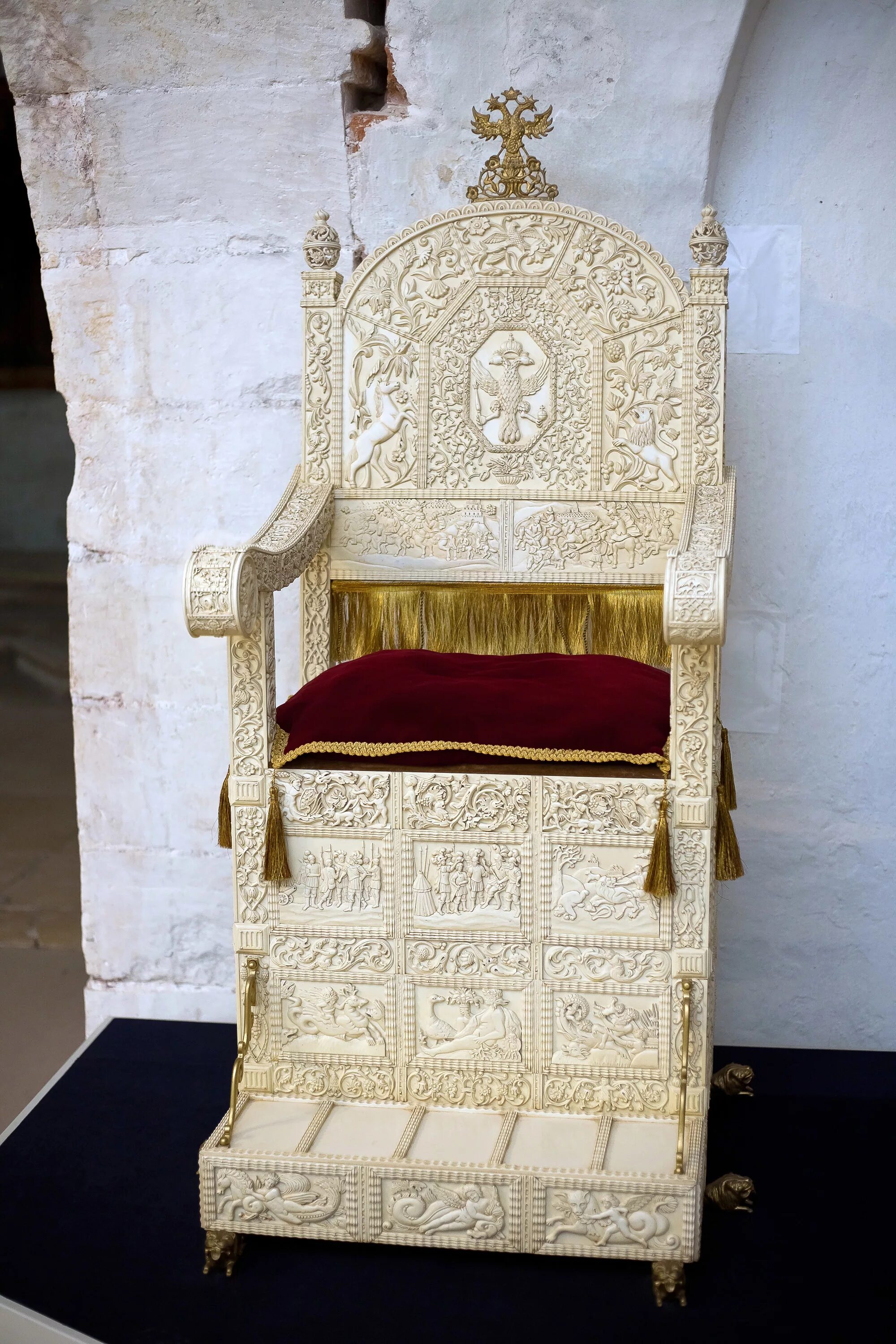 трон ивана грозного из слоновой кости. трон ивана грозного в оружейной палате. трон ивана грозного в оружейной палате. трон ивана 4. трон ивана 4 грозного.