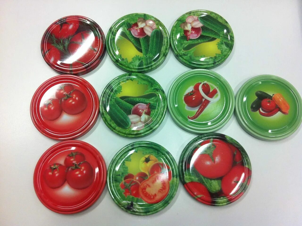 Столешница из пластиковых крышек. Крышки от пластиковых бутылок. Поделки из маленьких стеклянных баночек. Можно использовать крышки. Подставка из пивных крышек.