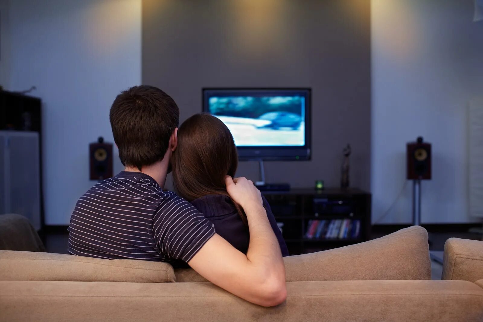 Dad am watching tv. Пара перед телевизором. Пара смотрит телевизор. Пара на диване перед телевизором. Вечер с любимым перед телевизором.