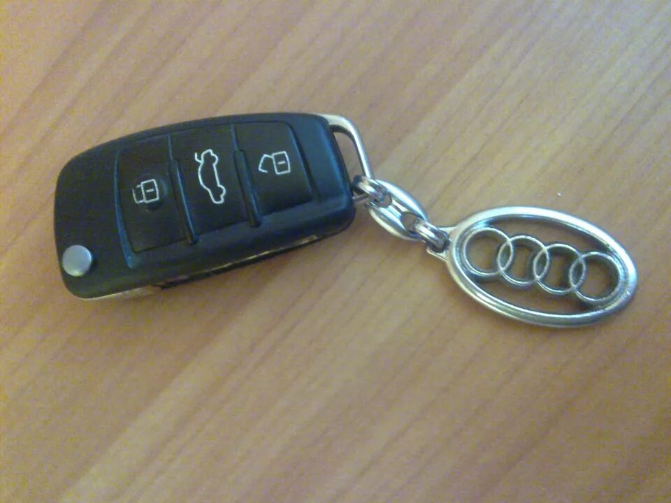 Ключи ауди купить. Ауди а6 с6 2006 ключ. Ключи Ауди Ah AKS 100с4 2,8. Ключ от Ауди 100. Брелок на ключ от машины Suzuki sx4.