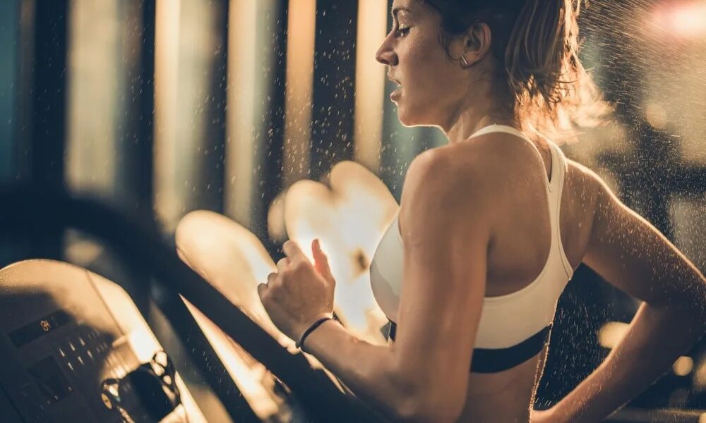 Заниматься спортом вечером. Тренировка вечером. ПОТНАЯ женщина. Потные девушки. Кардио девушки.