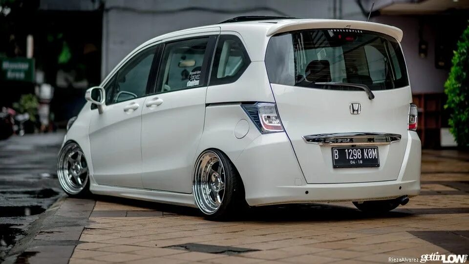 Фрид тюнинг. Honda freed стенс. Honda freed Tuning. Honda freed r17. Фрид и Сиента.