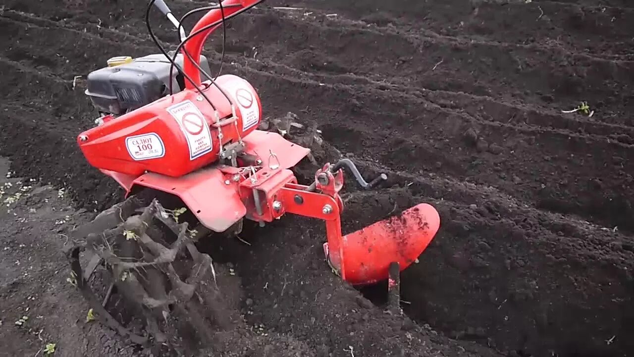 Пахать плугом видео. Мотоблок агат вспашка плугом. Мотоблок агат пахота. Вспашка мотоблоком салют. Плуг для мотоблока салют 100.