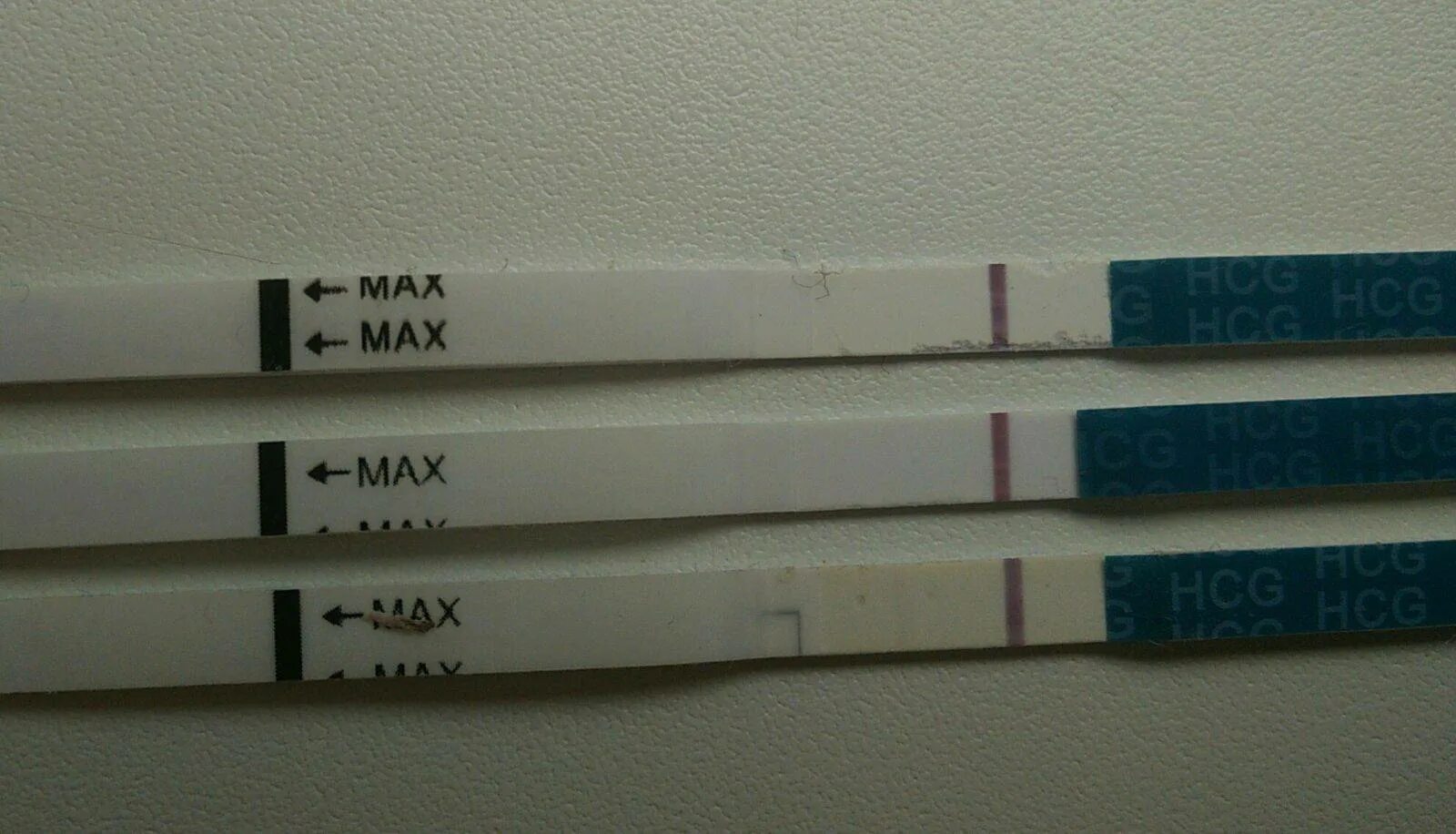 Задержка три теста отрицательные. Отрицательный тест при беременности. Отрицательный тест на беременность. Отрицательный тест. Задержка тест отрицательный.