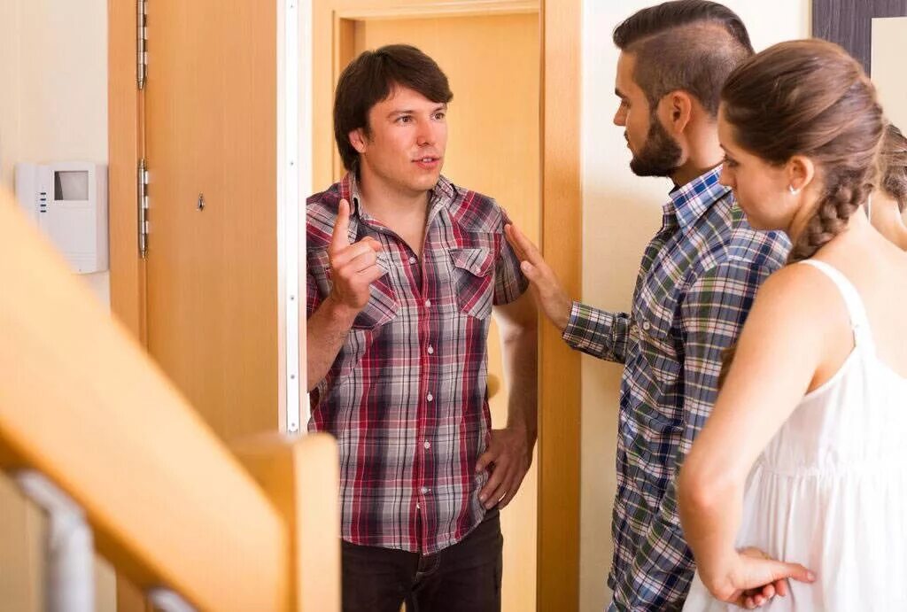 Человек за дверью. Дом соседа. Неожиданный приезд родственников. Семья забор. Фотографии соседа.