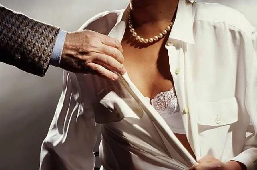 Обнимает сзади. Страсть gif. Женские ножки на мужчине. Мужская рука на женском колене. Женские колени.