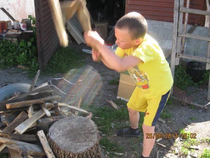 Колет дрова. Дети рубят дрова. Мальчик рубит дрова. Мальчик рубит.