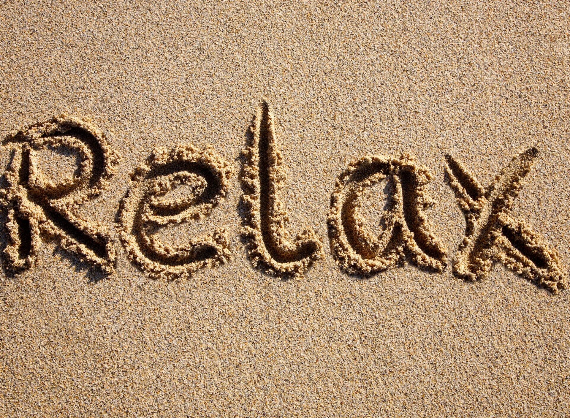How do you relax. Надпись на песке. море надпись. relax надпись на песке. релакс картинки.