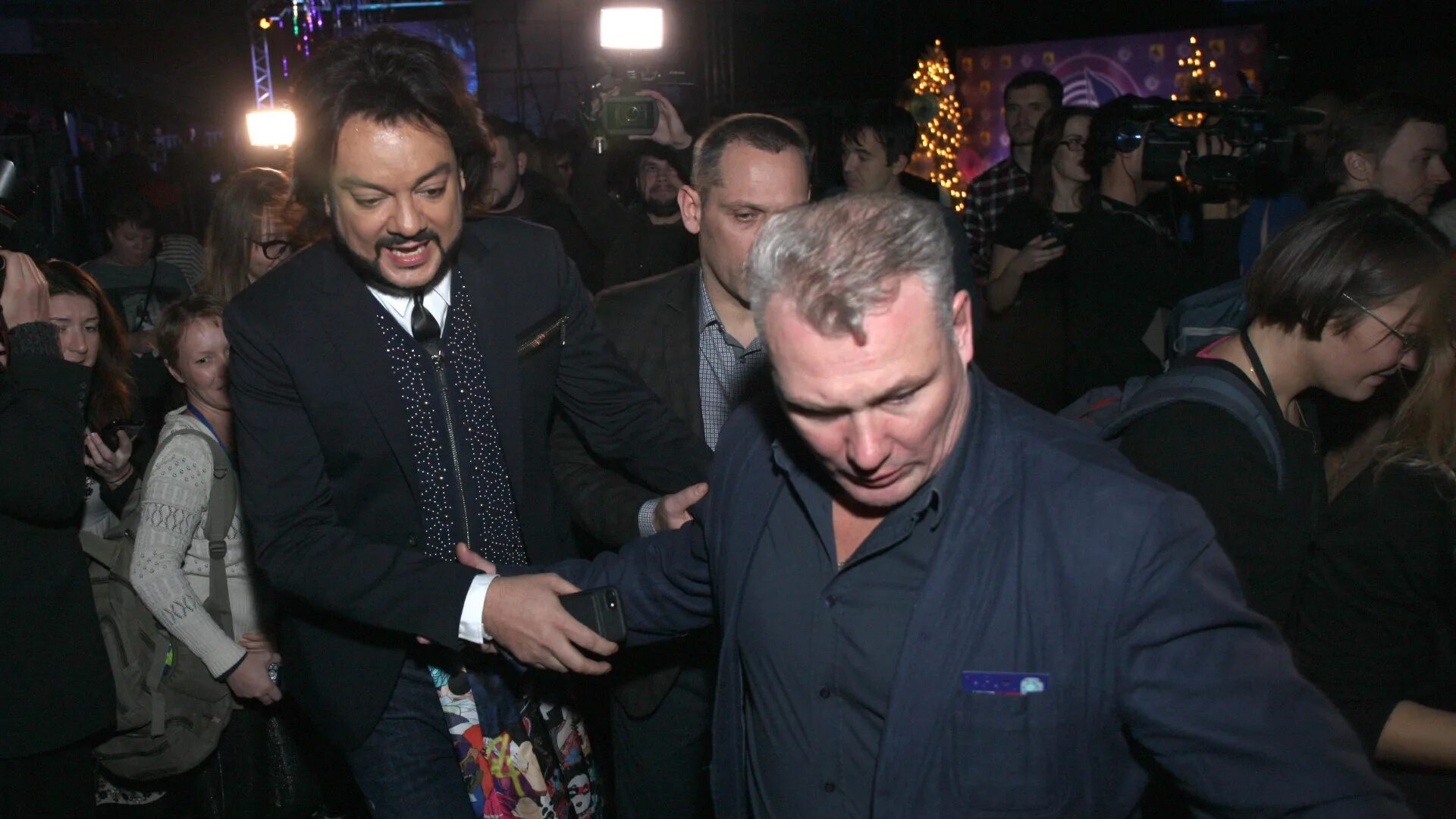 Майли сайрус и ким кардашян. Звезды на новогодних вечеринках. Киркоров скандал. Извинения звезд за вечеринку видео. Звезда вечеринки.