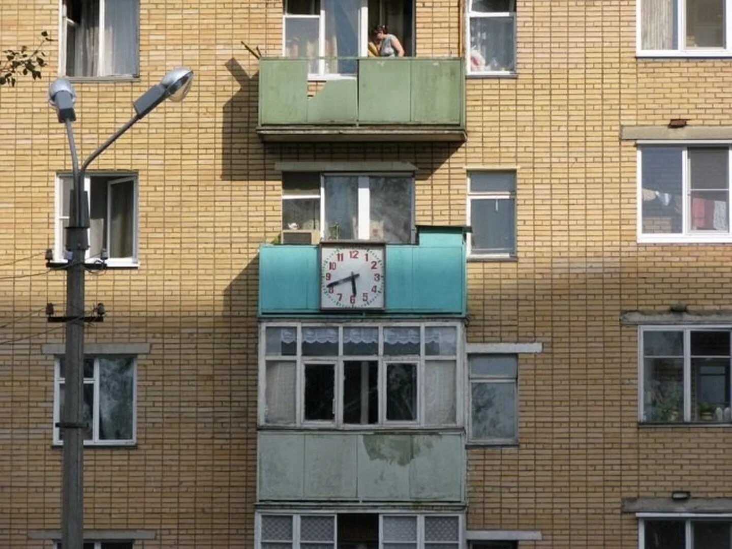 Прикольный балкон. Странные балконы. Балкон в России. Необычные балконы в России.