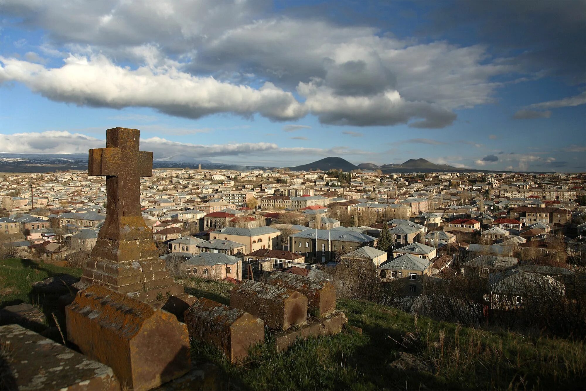 Fast armenia. Город Гавар Армения. Гавар Армения Церковь. Нор-Баязет Армения. Город Гавар Армения фото.