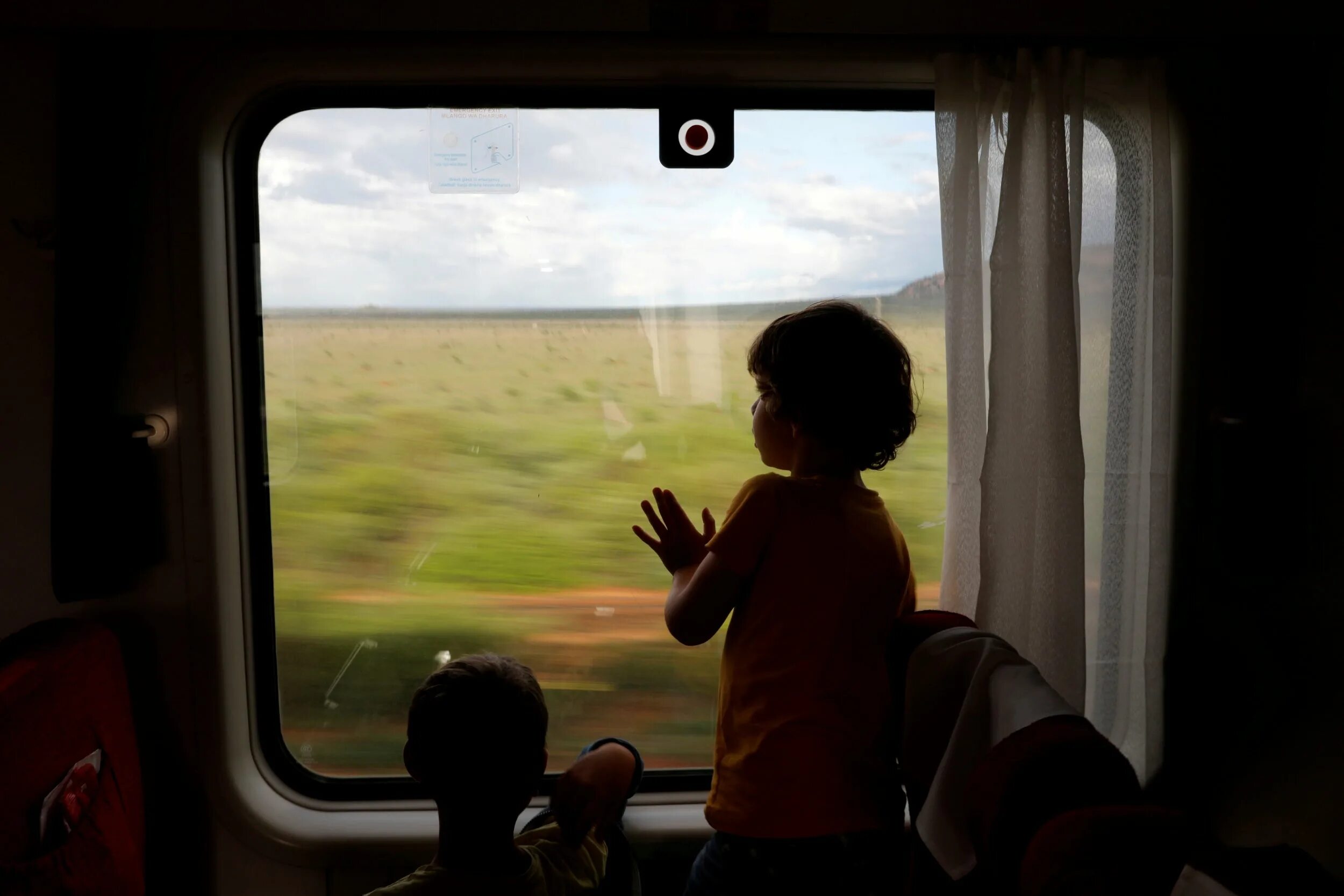 Поезда для детей. Поезд фото для детей. Поезд грустный детям. Младенец в поезде.