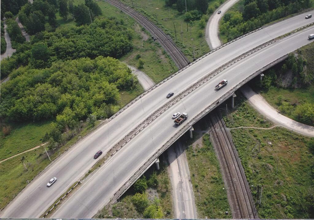 над проходящий дорогой. пекинский виадук (китай). путепровод над железной дорогой. китай железнодорожный виадук. над проходящий дорогой.