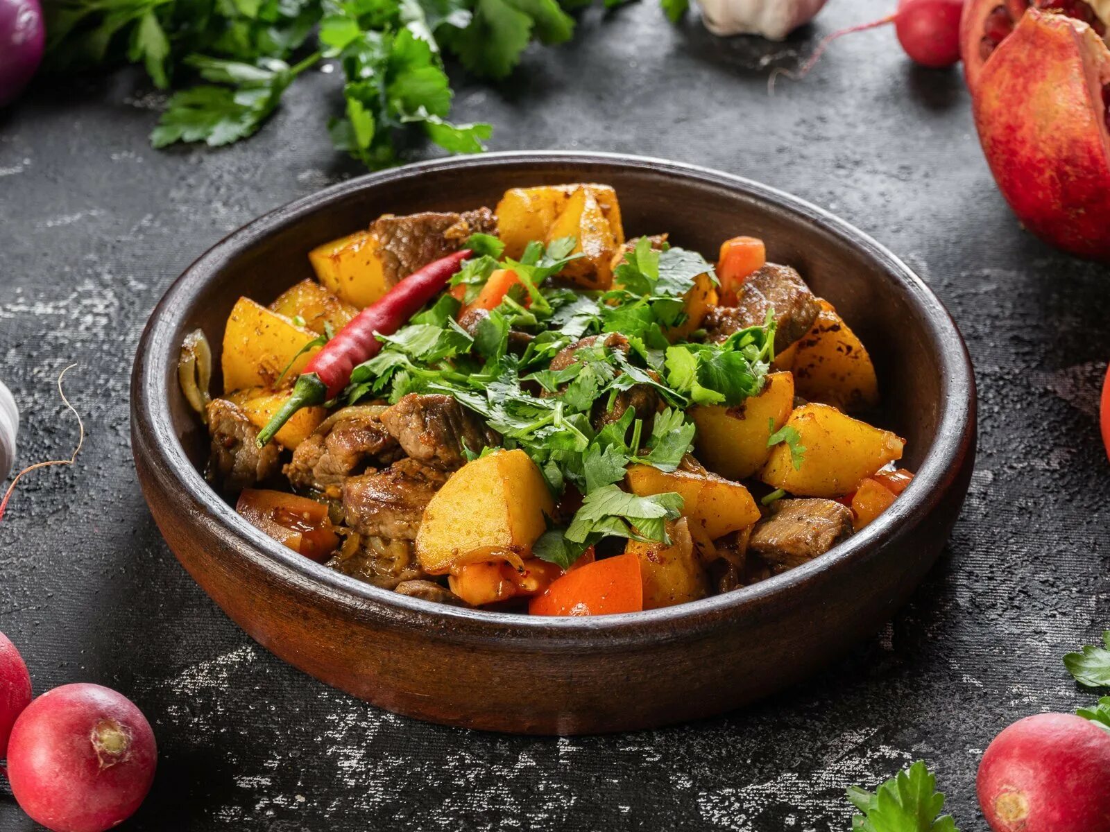 Блюдо с картошкой и овощами. Оджахури на кеци. грузинское жаркое оджахури. грузинское блюдо оджахури. оджахури с говядиной.