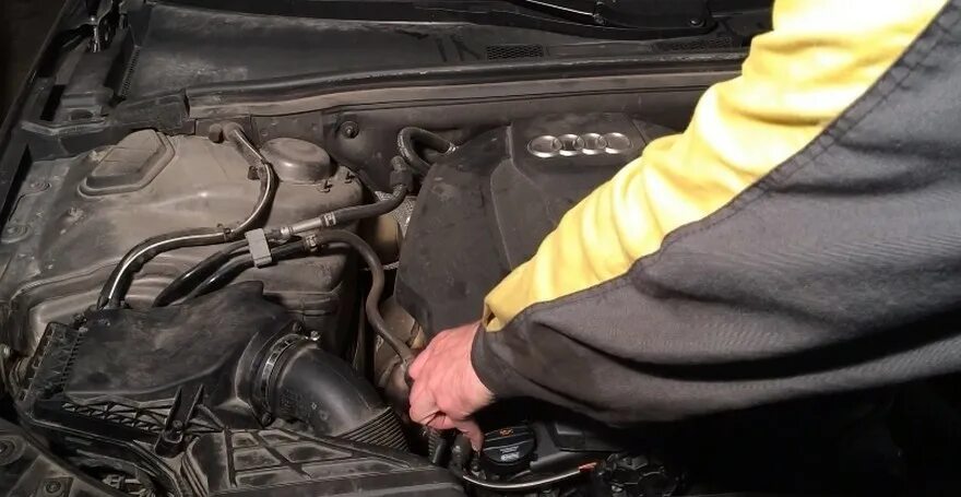 Ауди 2. 4 уровень масла на щупе. Фиксатор вала в коробке передач ауди 80. Датчик уровня масла ауди а4 б8 2. 8.