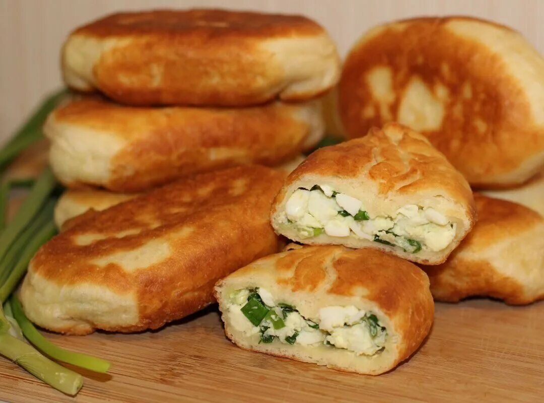 Пышные пирожки с луком и яйцом