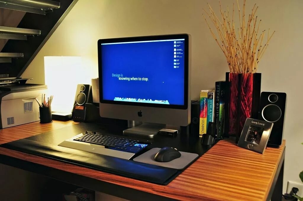 Хороший офисный компьютер. Стол для компьютера. Крутой компьютерный стол. Рабочее место ПК. Компьютер в офисе.