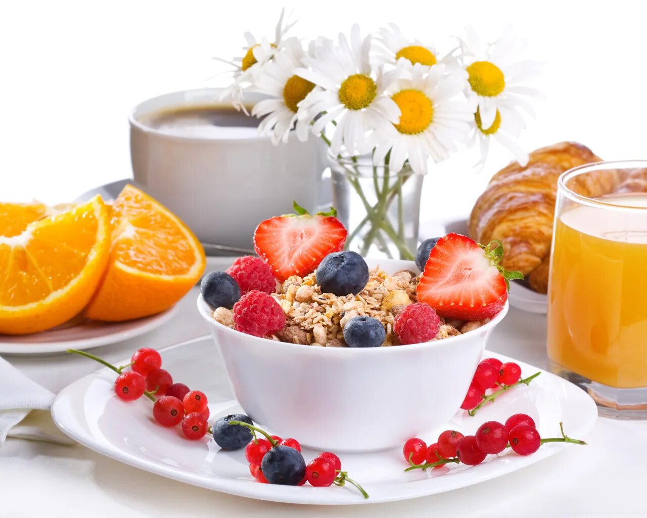 Хорошего дня фрукты. Фрукты на завтрак. Завтрак с цветами. Пожелания с добрым утром с фруктами. Вкусный завтрак с фруктами и цветами.