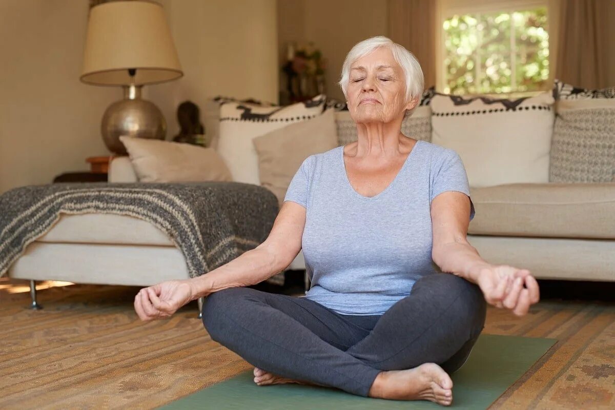 Зрелые расслабились. Медитация пожилые. Медитация для пожилых женщин. Пожилая женщина медитирует. Йога для пожилых женщин.