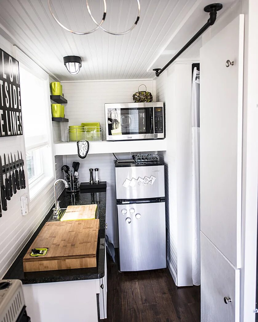 Камера 6 кв метров. Кухня на балконе. Очень маленькая кухня. Планировка маленькой кухни. Маленькая кухня с холодильником.