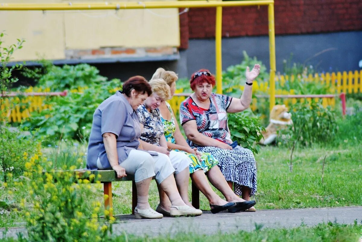 Бабушки на лавочке. Бабушки на скамейке. Бабушки на лавке. Женщина во дворе. Мне понравился соседский двор