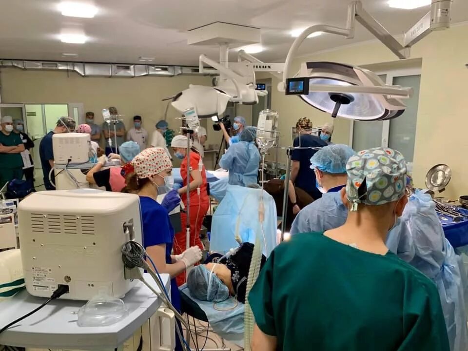 Львовская районная больница стационар. Частные больницы во Львове. Где находится хирургия. Фото клиники в Швейцарии по трансплантации.