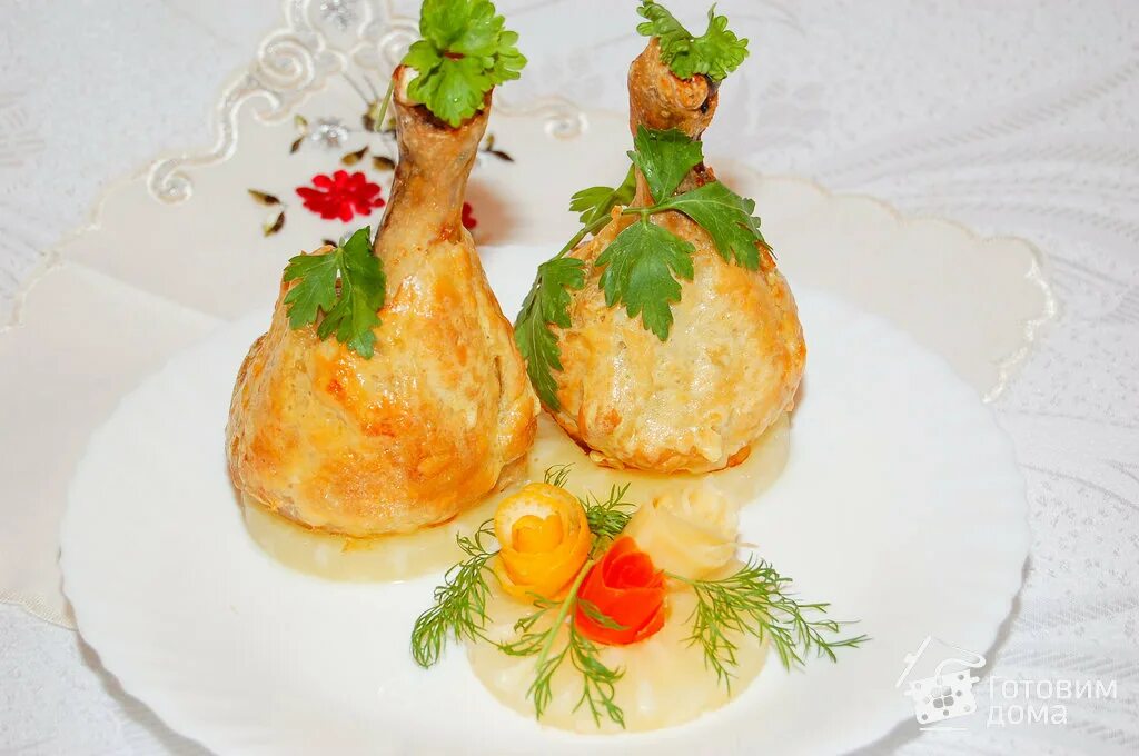 Куриные голени в мешочках. Голень куриная фаршированная в тесте. фаршированные ножки куриные в тесте. голень фаршированная куриная. куриная голень в картофельной шубке.
