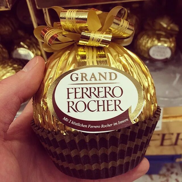 Ферреро роше сколько конфет. Ferrero Rocher 125 г. Ферреро Роше Гранд 240. Ферреро Роше большая конфета. Шоколад Grand Ferrero Rocher.