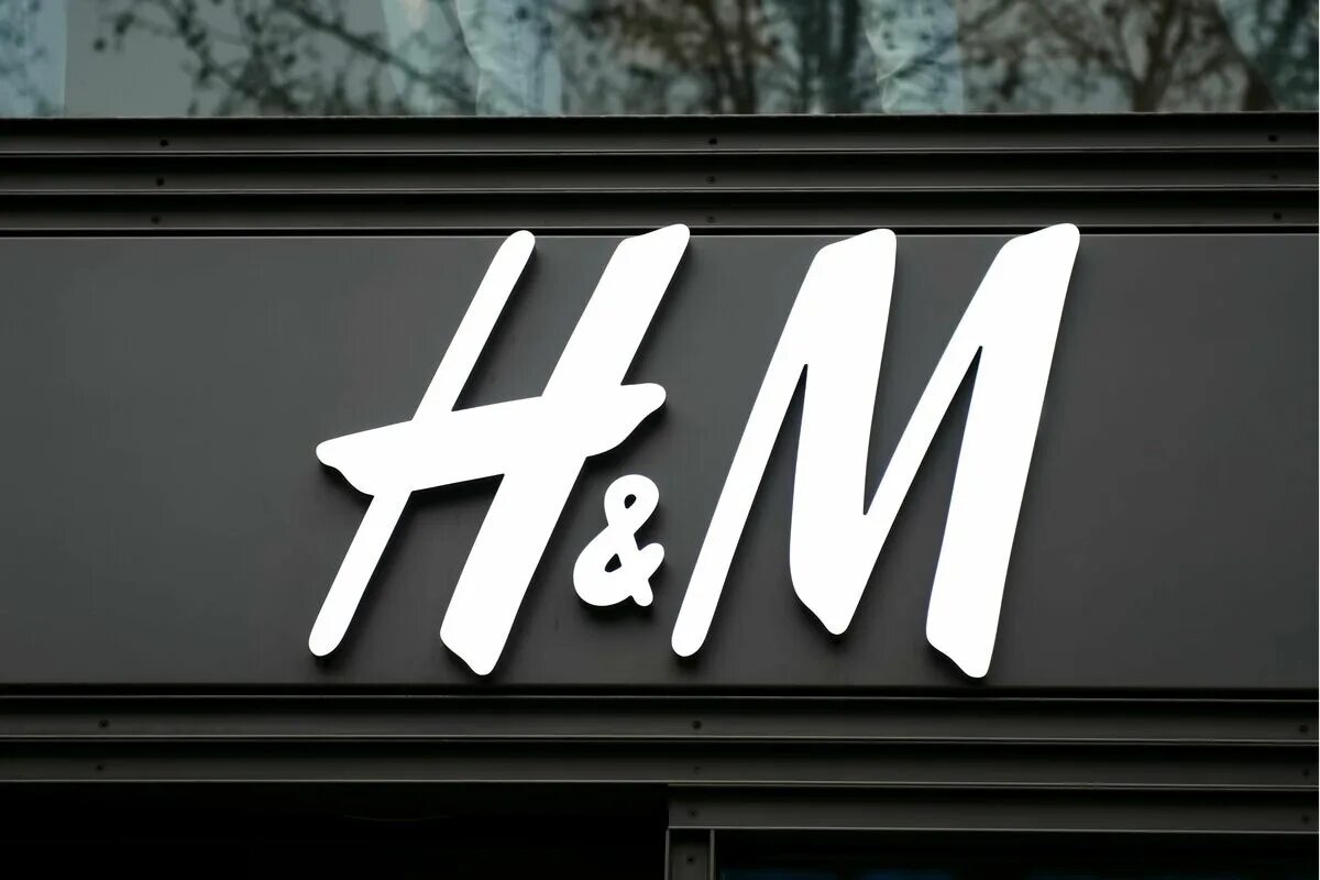 Https m com h. H M вывеска. Фирма HM. Бренд h m. H&M картинки.