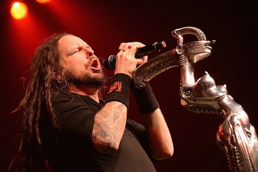 Korn dead. Korn джонатан дэвис. солист группы korn. jonathan davis 2025. джонатан дэвис в юбке.