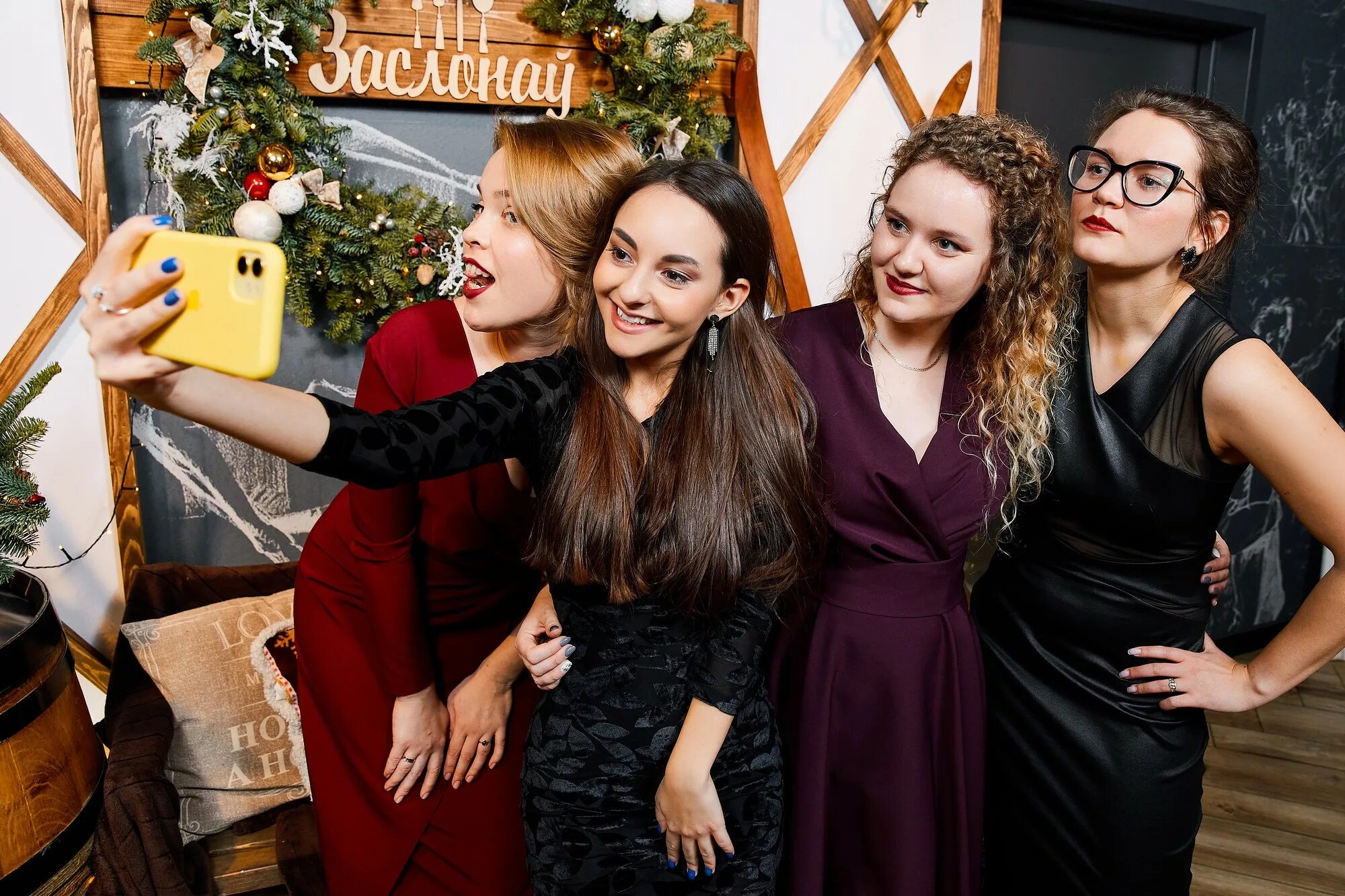 Образ на новогодний корпоратив 2023. Новогодний корпоратив пятерочка 2023. Отменят ли корпоративы в 2023. Новогодний корпоратив юмор елка. Новогодний корпоратив 2022.