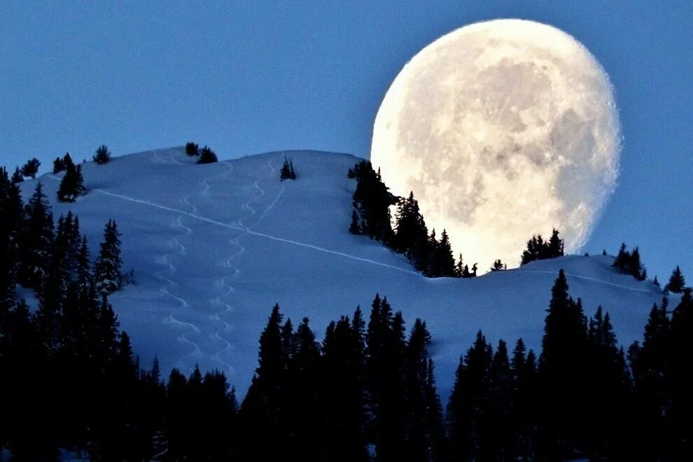 Огромная Луна. Огромная Луна в горах. Большая Луна в горах. Горы на Луне. Луна сама света